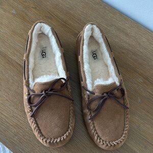 Ugg slippers women’s size 9 barely touched